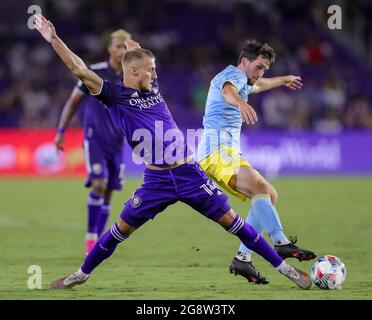 Florida, USA. 22. Juli 2021: Der Orlando City-Stürmer SILVESTER VAN DER WATER (14) streckt sich beim Spiel Orlando City gegen Philadelphia Union im Exploria Stadium in Orlando, FL am 22. Juli 2021 um ein Schnäppchen. (Bild: © Cory Knowlton/ZUMA Press Wire) Stockfoto