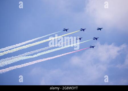 Tokio, Japan. Juli 2021. Japan Air Force Blue Impulse fliegt mit olympischen Farben über das Zentrum Tokios zur Eröffnung der Olympischen Spiele 2020. Kredit: SOPA Images Limited/Alamy Live Nachrichten Stockfoto