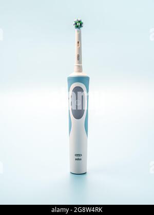 Russland, Moskau, 22. juli 2021: Braun Oral-B Zahnbürstenkopf Cross Action. Moderne elektrische Zahnbürste auf hellblauem Hintergrund. Vertikal Stockfoto