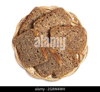 Brotscheiben mit verschiedenen Samen in Korbteller auf weißem Hintergrund, Draufsicht Stockfoto