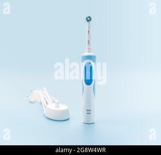 Russland, Moskau, 22. juli 2021: Braun Oral-B Zahnbürste wiederaufladbare elektrische Zahnbürste mit Ladegerät. Konzept der professionellen Mundpflege und Gesundheit Stockfoto