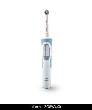 Russland, Moskau, 22. juli 2021: Braun Oral-B Zahnbürstenkopf Cross Action. Moderne elektrische Zahnbürste auf weißem Hintergrund. Vertikal Stockfoto