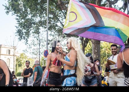 Barcelona, Spanien. Juli 2021. Während der Demonstration werden Demonstranten mit einer LGBT-Flagge posiert.Barcelonas Transgender-Kollektiv Furia Trans (Fury Trans) haben in eine Demonstration von Pride Barcelona und der LGTBIcat-Plattform gegen LGBTI-fòbia eingedrungen und beschuldigt, viele der Realitäten der LGBTIQ-Bewegung ausgeschlossen zu haben, Und der Aneignung und Kommerzialisierung der Bewegung. Die Trans-Wut ist dem Weg gefolgt, und Demonstranten der anderen Demonstration werden sich ihnen anschließen, insgesamt 4000 Menschen. Kredit: SOPA Images Limited/Alamy Live Nachrichten Stockfoto