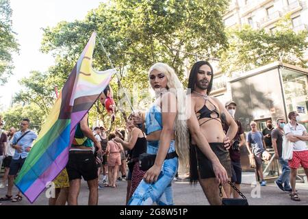 Barcelona, Spanien. Juli 2021. Während der Demonstration werden Demonstranten mit einer LGBT-Flagge posiert.Barcelonas Transgender-Kollektiv Furia Trans (Fury Trans) haben in eine Demonstration von Pride Barcelona und der LGTBIcat-Plattform gegen LGBTI-fòbia eingedrungen und beschuldigt, viele der Realitäten der LGBTIQ-Bewegung ausgeschlossen zu haben, Und der Aneignung und Kommerzialisierung der Bewegung. Die Trans-Wut ist dem Weg gefolgt, und Demonstranten der anderen Demonstration werden sich ihnen anschließen, insgesamt 4000 Menschen. Kredit: SOPA Images Limited/Alamy Live Nachrichten Stockfoto