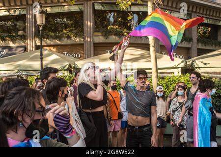 Barcelona, Spanien. Juli 2021. Während der Demonstration wird ein Protestant gesehen.das Transgender-Kollektiv Furia Trans (Fury Trans) von Barcelona hat sich in eine Demonstration von Pride Barcelona und der LGTBIcat-Plattform gegen LGBTI-fòbia eingedrungen und sie beschuldigt, viele der Realitäten der LGBTIQ-Bewegung ausgeschlossen zu haben und die Bewegung anzueignen und zu kommerzialisieren. Die Trans-Wut ist dem Weg gefolgt, und Demonstranten der anderen Demonstration werden sich ihnen anschließen, insgesamt 4000 Menschen. Kredit: SOPA Images Limited/Alamy Live Nachrichten Stockfoto