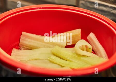 Bei der Zubereitung von Schweizer Mangold nach Rezept aus dem Internet sind die Schweizer Mangold-Stiele bereit zum Kochen Stockfoto