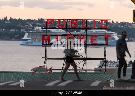 Seattle, USA. 21 Juli 2021. Royal Caribbean Ovation of the Seas und Neonschild am Pike Place Market mit Touristen. Stockfoto