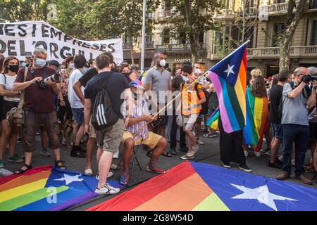 Barcelona, Spanien. Juli 2021. Während der Demonstration halten Demonstranten katalanische Unabhängigkeitsfahnen mit LGBT-Farben fest.das Transgender-Kollektiv Furia Trans (Fury Trans) von Barcelona hat eine Demonstration von Pride Barcelona und der LGTBIcat-Plattform gegen LGBTI-fòbia überfallen und sie beschuldigt, viele der Realitäten der LGBTIQ-Bewegung ausgeschlossen zu haben, Und der Aneignung und Kommerzialisierung der Bewegung. Die Trans-Wut ist dem Weg gefolgt, und Demonstranten der anderen Demonstration werden sich ihnen anschließen, insgesamt 4000 Menschen. Kredit: SOPA Images Limited/Alamy Live Nachrichten Stockfoto