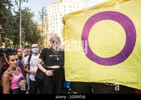 Barcelona, Spanien. Juli 2021. Während der Demonstration hält ein Protestler eine intersexuelle Flagge.das Transgender-Kollektiv Furia Trans (Fury Trans) von Barcelona hat sich in eine Demonstration von Pride Barcelona und der LGTBIcat-Plattform gegen LGBTI-fòbia eingedrungen und sie beschuldigt, viele der Realitäten der LGBTIQ-Bewegung ausgeschlossen zu haben, sowie der Aneignung und Kommerzialisierung der Bewegung. Die Trans-Wut ist dem Weg gefolgt, und Demonstranten der anderen Demonstration werden sich ihnen anschließen, insgesamt 4000 Menschen. Kredit: SOPA Images Limited/Alamy Live Nachrichten Stockfoto