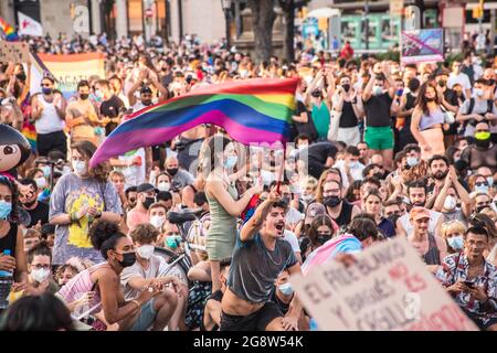 Barcelona, Spanien. Juli 2021. Während der Demonstration hält ein Protestler eine LGBT-Flagge.das Transgender-Kollektiv Furia Trans (Fury Trans) von Barcelona hat sich in eine Demonstration von Pride Barcelona und der LGTBIcat-Plattform gegen LGBTI-fòbia eingedrungen und sie beschuldigt, viele der Realitäten der LGBTIQ-Bewegung ausgeschlossen zu haben, sowie der Aneignung und Kommerzialisierung der Bewegung. Die Trans-Wut ist dem Weg gefolgt, und Demonstranten der anderen Demonstration werden sich ihnen anschließen, insgesamt 4000 Menschen. Kredit: SOPA Images Limited/Alamy Live Nachrichten Stockfoto