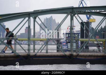 Hamburg, Deutschland. Juli 2021. Ein Passant spaziert über den Steg am Fischmarkt-Fährhafen im Hafen. Kredit: Marcus Brandt/dpa/Alamy Live Nachrichten Stockfoto