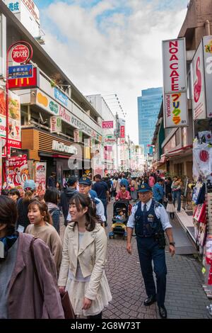 In der Takeshita Street, Harajuku, Tokio, Japan, wimmelt es von Einkäufern Stockfoto