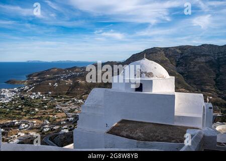 Kirche orthodoxe, kleine weiß getünchte alte Kapelle, kletterte auf felsigen Berg bei Serifos Insel über Chora, Kykladen Griechenland. Ruhiges Agean-Meer und blauer Himmel Stockfoto