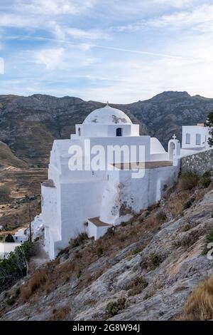 Kirche orthodoxe, kleine weiß getünchte alte Kapelle, kletterte auf felsigen Berg bei Serifos Insel über Chora, Kykladen Griechenland. Urlaubsziel im Sommer Stockfoto