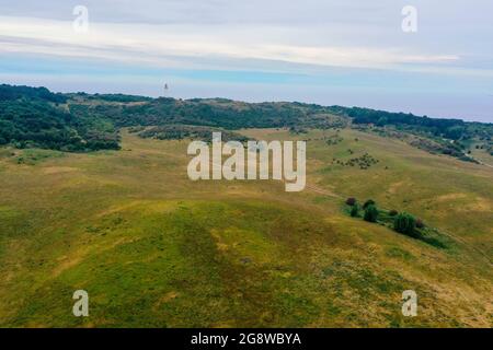 Hiddensee, Deutschland. Juni 2021. Am Horizont erhebt sich der Dornbusch, eine geschützte Hügellandschaft mit dem Wahrzeichen der Insel Hiddensee, dem Leuchtturm Dornbusch. (Luftaufnahme mit Drohne) Quelle: Stephan Schulz/dpa-Zentralbild/ZB/dpa/Alamy Live News Stockfoto