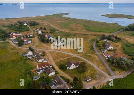 Hiddensee, Deutschland. Juni 2021. Blick auf Plogshagen im Süden der Insel Hiddensee. (Luftaufnahme mit Drohne) Quelle: Stephan Schulz/dpa-Zentralbild/ZB/dpa/Alamy Live News Stockfoto