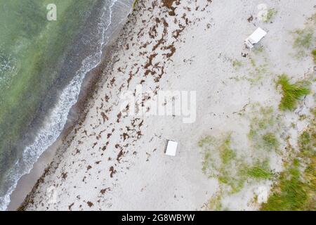 Hiddensee, Deutschland. Juni 2021. Gemächliche Wellen krachen am Strand von Neuendorf. (Luftaufnahme mit Drohne) Quelle: Stephan Schulz/dpa-Zentralbild/ZB/dpa/Alamy Live News Stockfoto