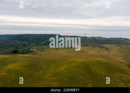 Hiddensee, Deutschland. Juni 2021. Am Horizont erhebt sich der Dornbusch, eine geschützte Hügellandschaft mit dem Wahrzeichen der Insel Hiddensee, dem Leuchtturm Dornbusch. (Luftaufnahme mit Drohne) Quelle: Stephan Schulz/dpa-Zentralbild/ZB/dpa/Alamy Live News Stockfoto