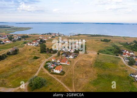 Hiddensee, Deutschland. Juni 2021. Blick auf Plogshagen und den Hafen von Neuendorf im Süden der Insel Hiddensee. (Luftaufnahme mit Drohne) Quelle: Stephan Schulz/dpa-Zentralbild/ZB/dpa/Alamy Live News Stockfoto