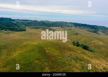 Hiddensee, Deutschland. Juni 2021. Am Horizont erhebt sich der Dornbusch, eine geschützte Hügellandschaft mit dem Wahrzeichen der Insel Hiddensee, dem Leuchtturm Dornbusch. (Luftaufnahme mit Drohne) Quelle: Stephan Schulz/dpa-Zentralbild/ZB/dpa/Alamy Live News Stockfoto