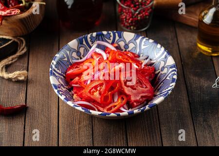 Usbekischer Achichuk-Salat mit Tomaten und Pfeffer Stockfoto