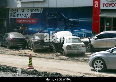 ODESA, UKRAINE - 22. JULI 2021 - Autos werden trocken, nachdem es am Donnerstag in der Nacht in Odesa, Südukraine, stark geregnet hat. Stockfoto