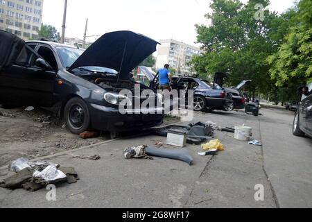 ODESA, UKRAINE - 22. JULI 2021 - Autos werden trocken, nachdem es am Donnerstag in der Nacht in Odesa, Südukraine, stark geregnet hat. Stockfoto