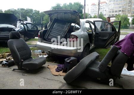 ODESA, UKRAINE - 22. JULI 2021 - Autos werden trocken, nachdem es am Donnerstag in der Nacht in Odesa, Südukraine, stark geregnet hat. Stockfoto