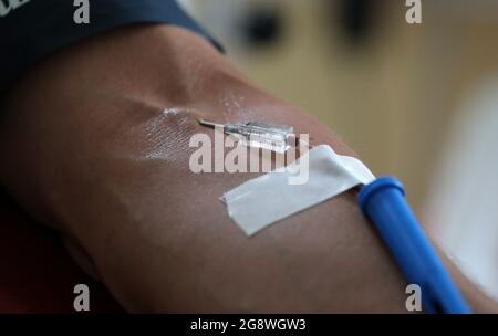 Rostock, Deutschland. Juli 2021. Eine Blutspende findet am Universitätsklinikum Blutspendezentrum statt. Das Universitätsklinikum richtet einen Appell an die Bevölkerung mit einem Antrag auf Blutspenden. Aufgrund des akuten Mangels an Blutspenden müssen die Operationen jeden Tag verschoben werden, die Corona-Krise hat den Blutmangel, der für einen Sommer normal ist, auf das Maximum verschärft. Quelle: Bernd Wüstneck/dpa-Zentralbild/ZB/dpa/Alamy Live News Stockfoto