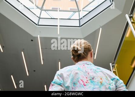 Berlin, Deutschland. Juli 2021. ABBILDUNG - EINE Frau geht eine Treppe in einem Bürogebäude hinauf. (Posed Scene) Quelle: Annette Riedl/dpa/Alamy Live News Stockfoto