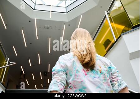 Berlin, Deutschland. Juli 2021. ABBILDUNG - EINE Frau geht eine Treppe in einem Bürogebäude hinauf. (Posed Scene) Quelle: Annette Riedl/dpa/Alamy Live News Stockfoto