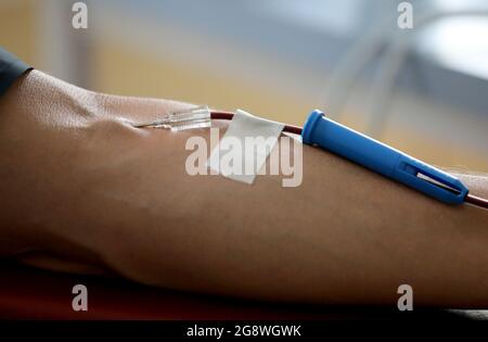 Rostock, Deutschland. Juli 2021. Blut wird im Blutspendezentrum des Universitätsklinikums gespendet. Das Universitätsklinikum richtet sich an die Bevölkerung mit einem Appell, der um Blutspenden bittet. Aufgrund des akuten Mangels an Blutspenden müssen die Operationen jeden Tag verschoben werden, die Corona-Krise hat den Blutmangel, der für einen Sommer normal ist, auf das Maximum verschärft. Quelle: Bernd Wüstneck/dpa-Zentralbild/ZB/dpa/Alamy Live News Stockfoto
