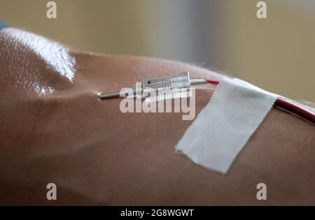 Rostock, Deutschland. Juli 2021. Blut wird im Blutspendezentrum des Universitätsklinikums gespendet. Das Universitätsklinikum richtet sich an die Bevölkerung mit einem Appell, der um Blutspenden bittet. Aufgrund des akuten Mangels an Blutspenden müssen die Operationen jeden Tag verschoben werden, die Corona-Krise hat den Blutmangel, der für einen Sommer normal ist, auf das Maximum verschärft. Quelle: Bernd Wüstneck/dpa-Zentralbild/ZB/dpa/Alamy Live News Stockfoto