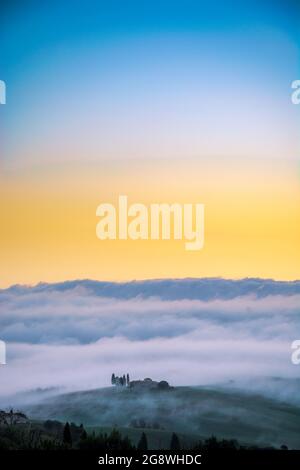 Toskanische Landschaft bei Sonnenaufgang mit einer kleinen Kapelle von Madonna di Vitaleta, San Quirico d'Orcia Stockfoto