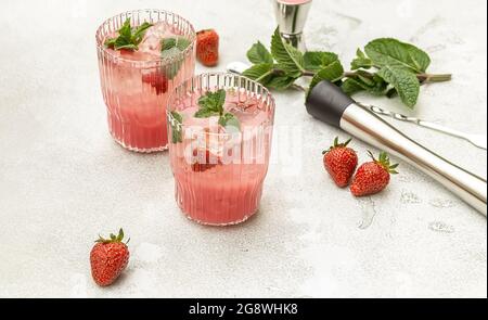 Frische Erdbeer-Mojito-Getränke. Sommercocktails oder Mocktails sind mit Erdbeeren und frischer Minze dekoriert. Platz für Text kopieren. Stockfoto