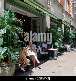 London, Greater London, England, 12 2021. Juni: Menschen sitzen an einem sonnigen Tag in einem Frühstückscafé in Knightsbridge. Stockfoto