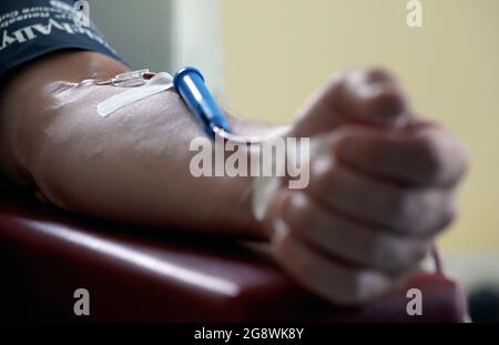 Rostock, Deutschland. Juli 2021. Blut wird im Blutspendezentrum des Universitätsklinikums gespendet. Das Universitätsklinikum richtet sich an die Bevölkerung mit einem Appell, der um Blutspenden bittet. Aufgrund des akuten Mangels an Blutspenden müssen die Operationen jeden Tag verschoben werden, die Corona-Krise hat den Blutmangel, der für einen Sommer normal ist, auf das Maximum verschärft. Quelle: Bernd Wüstneck/dpa-Zentralbild/ZB/dpa/Alamy Live News Stockfoto