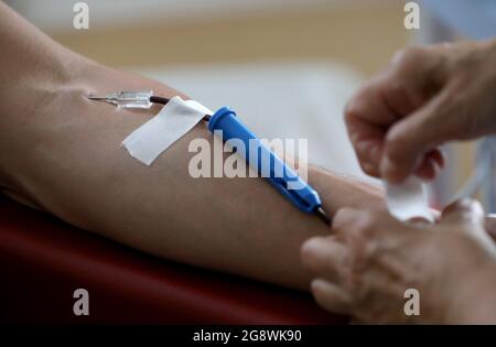 Rostock, Deutschland. Juli 2021. Blut wird im Blutspendezentrum des Universitätsklinikums gespendet. Das Universitätsklinikum richtet sich an die Bevölkerung mit einem Appell, der um Blutspenden bittet. Aufgrund des akuten Mangels an Blutspenden müssen die Operationen jeden Tag verschoben werden, die Corona-Krise hat den Blutmangel, der für einen Sommer normal ist, auf das Maximum verschärft. Quelle: Bernd Wüstneck/dpa-Zentralbild/ZB/dpa/Alamy Live News Stockfoto