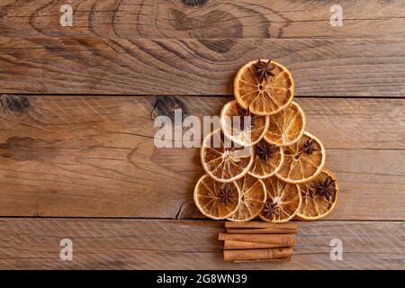 Weihnachtsbaum aus getrockneten Orangen, Zimt und Anise. Von oben gesehen. Konzept der weihnachtsgrußkarte. Platz für Text kopieren. Stockfoto