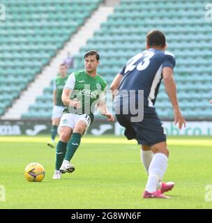 Easter Road Stadium, Edinburgh .Scotland .UK 22. Juli 21 Lewis Stevenson (#16) von Hibernian FC gegen FC Santa Coloma. Kredit: eric mccowat/Alamy Live Nachrichten Stockfoto