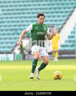 Easter Road Stadium, Edinburgh .Scotland .UK 22. Juli 21 Hibernian gegen FC Santa Coloma Europa Conference League Match Lewis Stevenson (#16) von Hibernian FC gegen FC Santa Coloma. Kredit: eric mccowat/Alamy Live Nachrichten Stockfoto