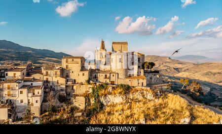 Luftaufnahme des mittelalterlichen Steindorfes, das höchste Dorf in der Madonie-Bergkette, Sizilien, Italien.Kirche Santa Maria di Loreto bei Sonnenuntergang.malerisch Stockfoto