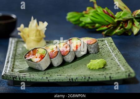 Sushi-Rollen mit Thunfisch, Lachs, Krabbenfleisch, Tobiko und Avocado in den Mamenori Stockfoto