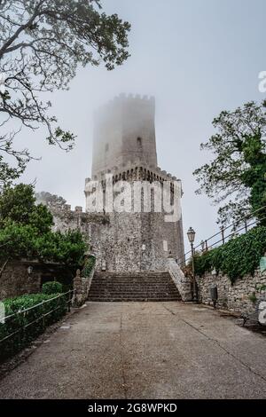 Erice, Sizilien, Italien.Historische Stadt auf der Spitze der Berge mit Blick auf schöne üppige Landschaft.Blick auf Schloss Venus, Castello di Venere, in Wolken. Stockfoto