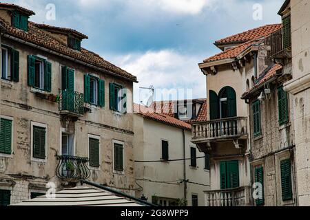 Ciudad fundada por Diocleciano en Croacia a orillas del mar adriatico, con Casco Antiguo de calles estrechas con arquitectura muy característica Stockfoto