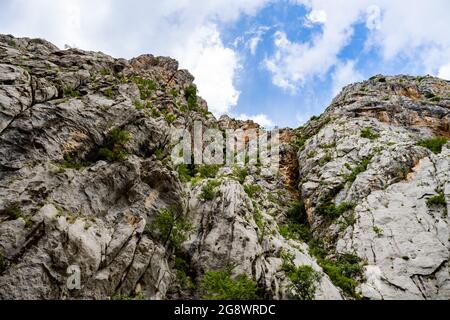 Niedriger Winkel Blick auf einen hohen Felsen in einem Berg im Nationalpark Paklenica Stockfoto