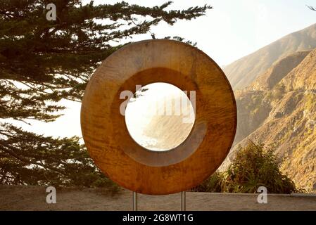 Ringförmiges Tor zum Big Sur. Ragged Point, Kalifornische Küste Stockfoto