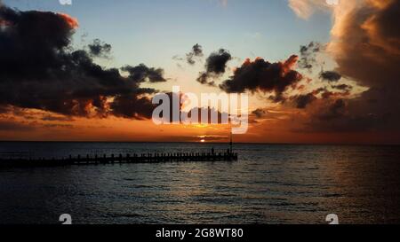 Sonnenuntergang über Port Phillip Bay Stockfoto