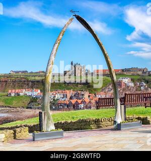 Der historische Whalebone-Bogen auf West Cliff, Whitby, North Yorkshire, umrahmt den Blick auf Whitby Abbey. Stockfoto