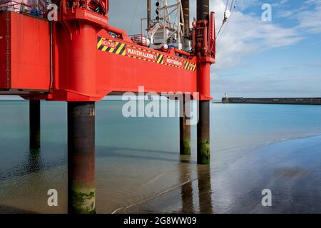 Gigantischer WaveWalker - ein selbstfahrender Jack-up-Lastkahn, der krabbenartig vom Land auf raue Meere wandert. Derzeit am Newhaven Beach in East Sussex Stockfoto